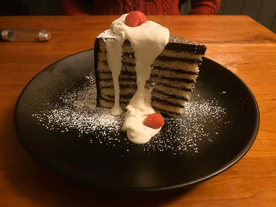 Smith Island cake · Thin layers and chocolate frosting